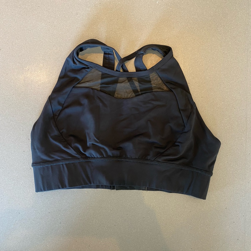 High neck, mesh cut out, sports bra.